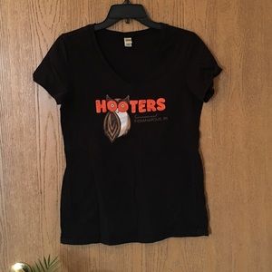 Hooters Owl v neck t shirt